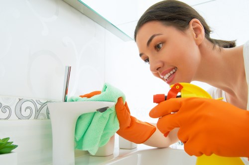 Deep kitchen cleaning during a move-out service in E3